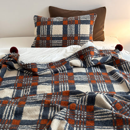 Kuscheldecke mit kariertem Muster und Bommelverzierung Brehn
