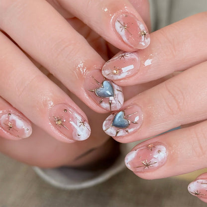 Nageldesign mit dekorativen Herzen und Glitzerakzenten Brehn