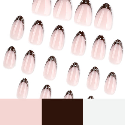 Kunstvolle Nagelkunst mit eleganten French-Spitzen und Glitzerakzenten Brehn