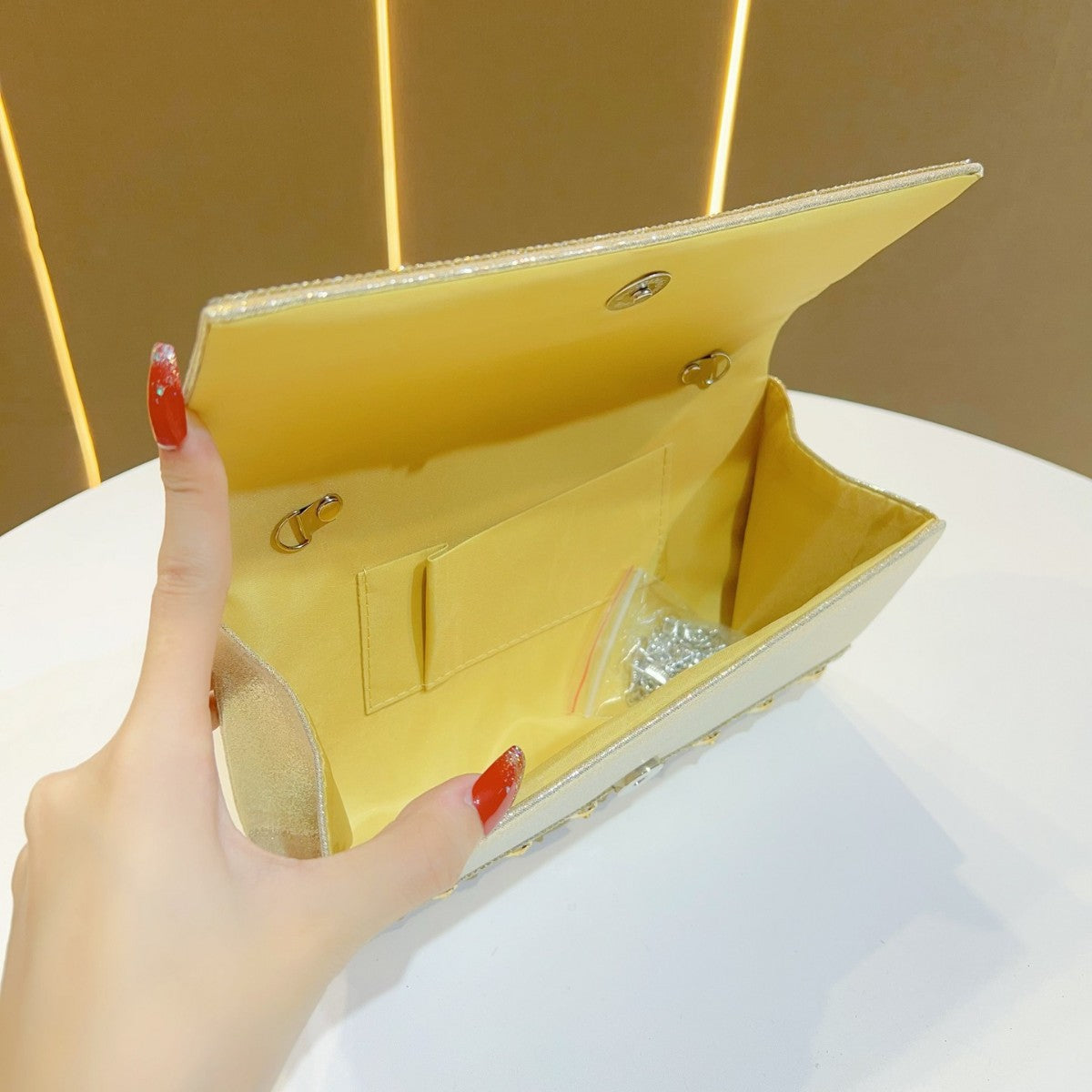 Dekorativer Strass-Clutch