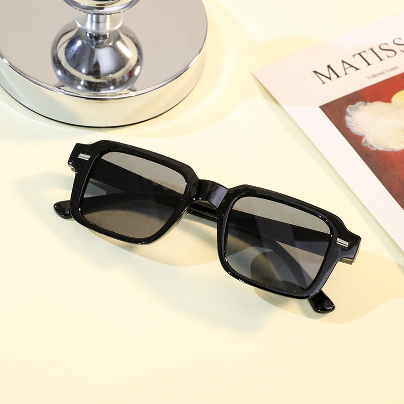Damen moderne rechteckige Sonnenbrille mit farbigen Gläsern Brehn