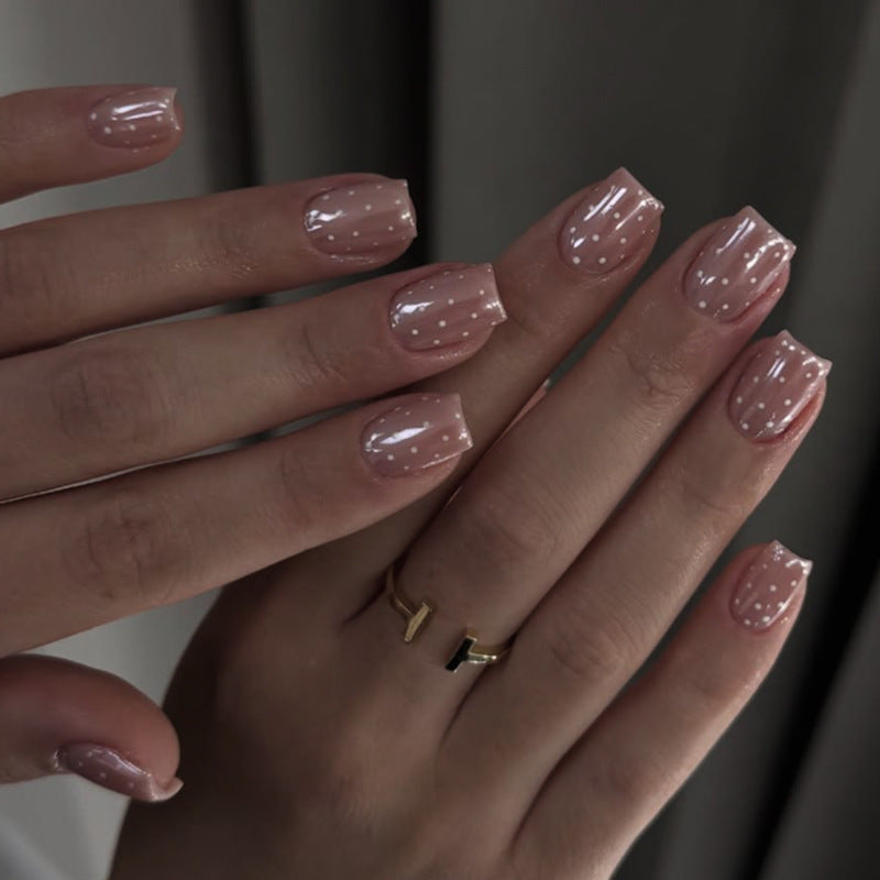 Kunstvolle Nagelkunst mit Blumen-Design und Blauem French Tip Brehn