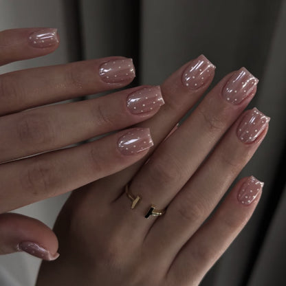 Kunstvolle Nagelkunst mit Blumen-Design und Blauem French Tip Brehn