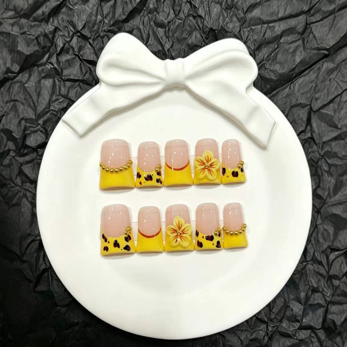 Künstlerisches Press-On-Nagelset mit floralen und tierischen Druckdesigns