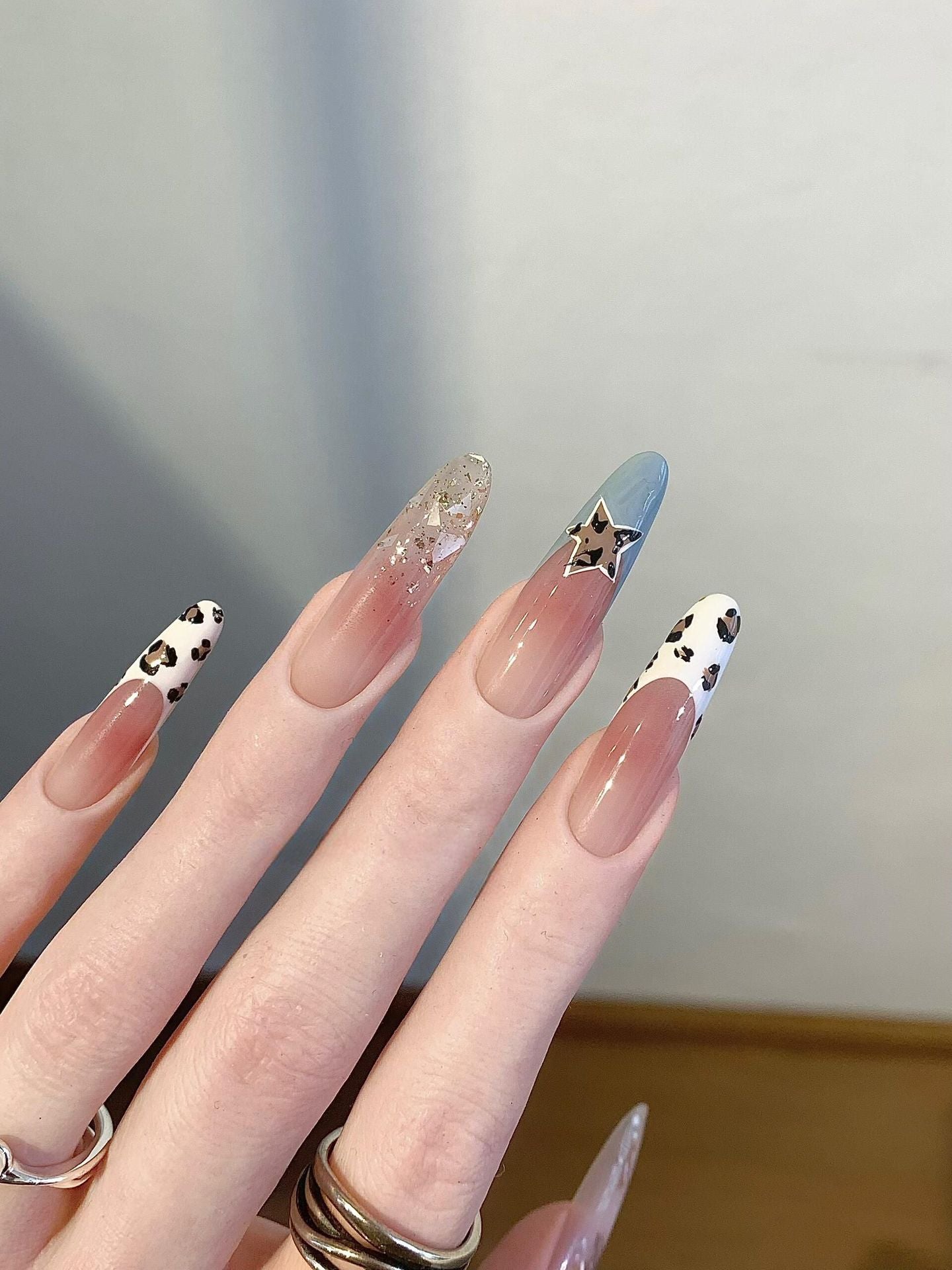 Kunstnägel mit Kreativem Glitzereffekt und Tierischem Design Brehn