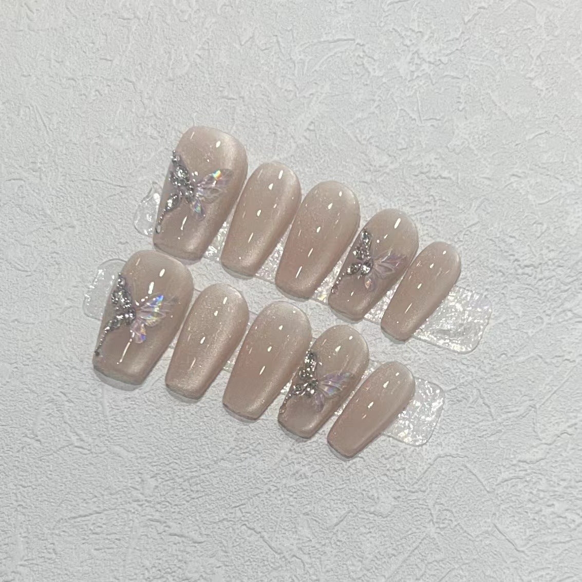 Stilvolles Press-On Nagelkunst-Set mit eleganten Schmetterlings- und Juwelenelementen Brehn