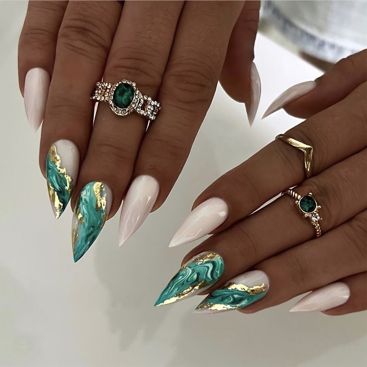 Kunstvolle Nagelverlängerungen mit elegantem marmoriertem Design Brehn