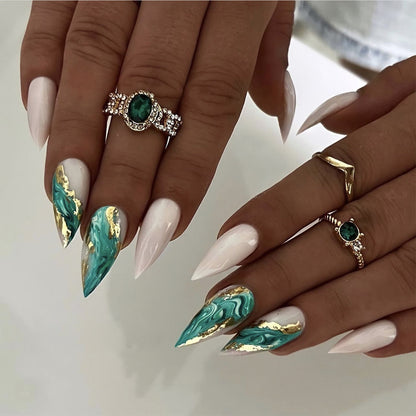 Kunstvolle Nagelverlängerungen mit elegantem marmoriertem Design Brehn