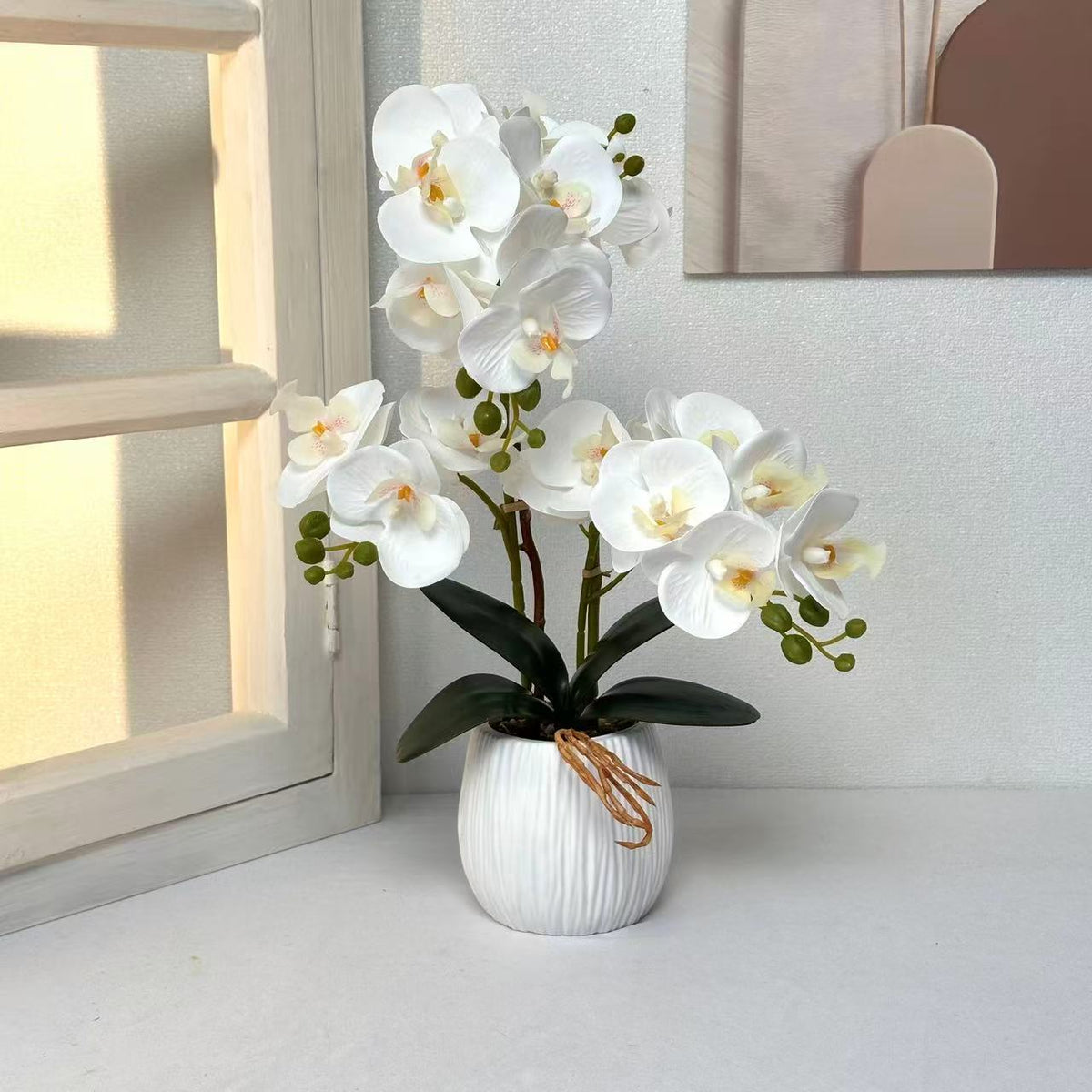 Lebensechte dekorative Orchideenarrangement für Tischdekoration