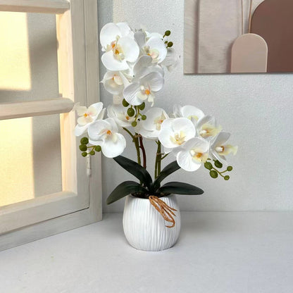 Lebensechte dekorative Orchideenarrangement für Tischdekoration