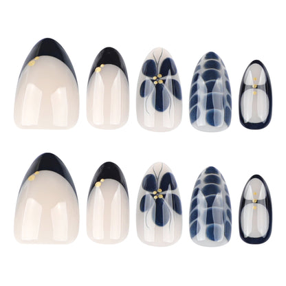 Kunstvolle Nailart im eleganten Stiletto-Design mit floralen Akzenten Brehn