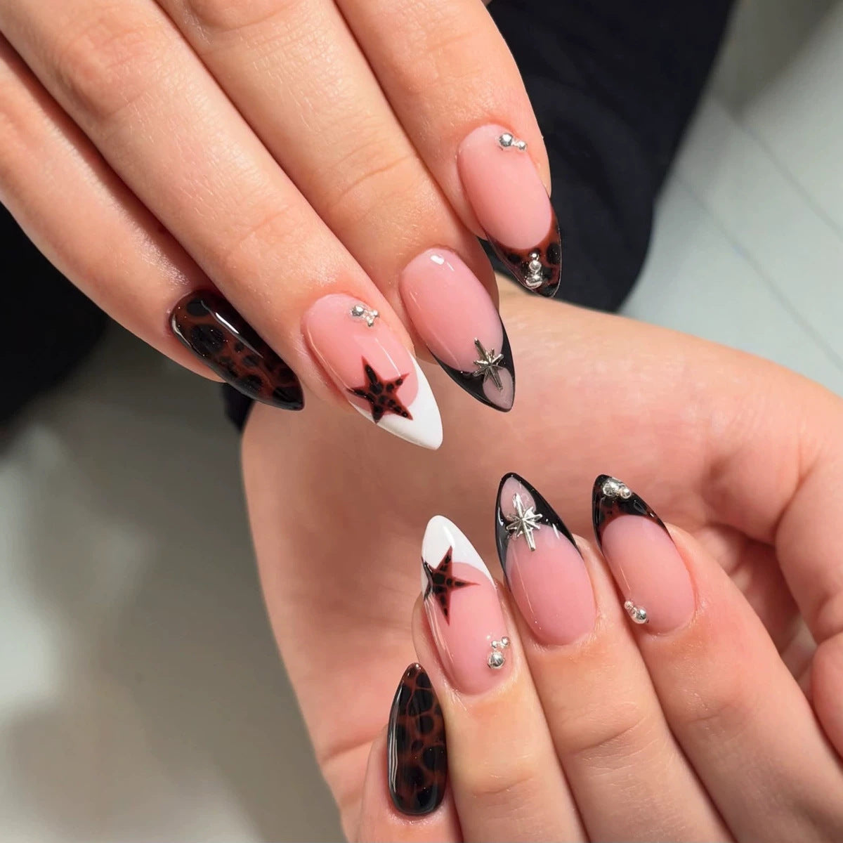 Künstlerischer mit Sternen verzierten Press-On Nagelset Brehn