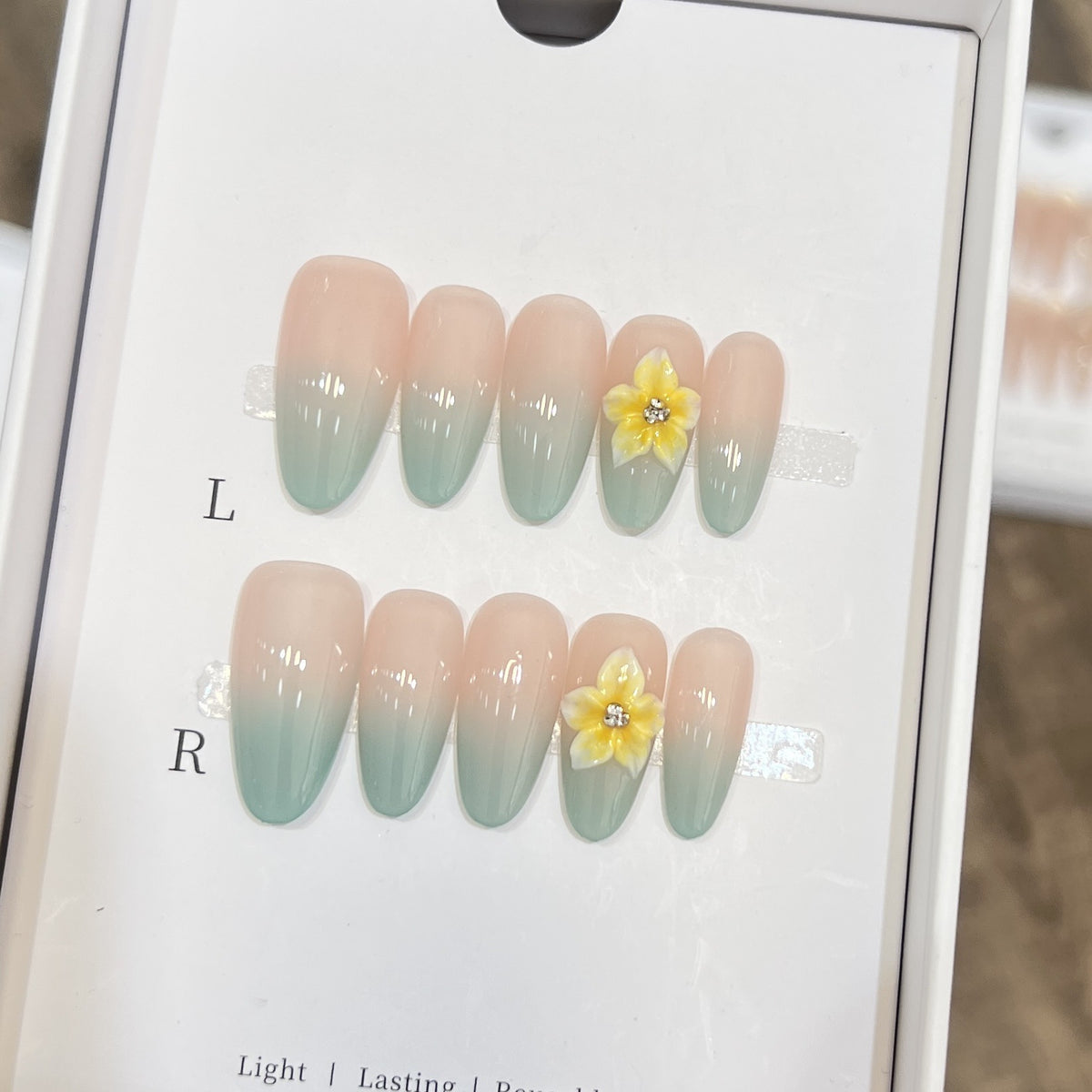 Elegante Ombre Press-On Nagelset mit floralen Akzenten Brehn