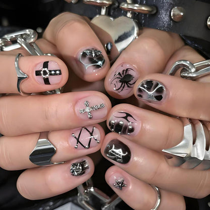 Kunstnagelset mit kreativen Halloween-Motiven und glamourösen Akzenten Brehn