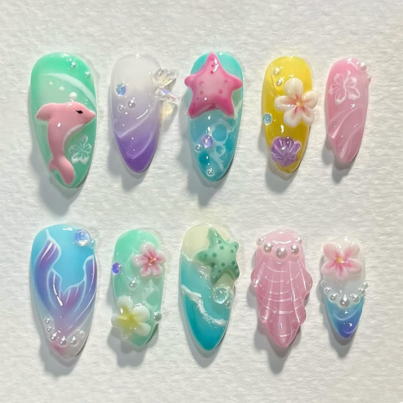 kreatives Kunstnagelset mit maritimen Motiven und funkelnden Akzenten Brehn