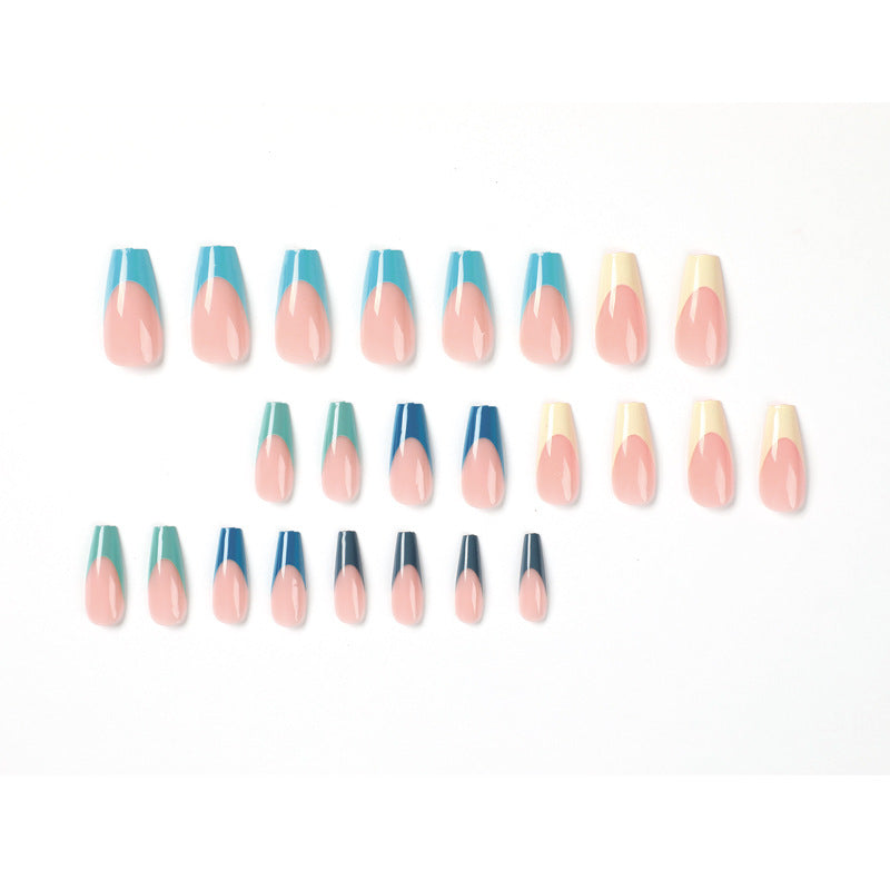 Kunstvolle Nagelverlängerungen mit präzisem Farbverlauf und eleganten Akzenten Brehn