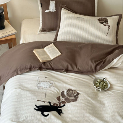 gestreiftes Baumwoll-Bettwäsche-Set mit bestickten Teddybär-Applikationen und Knopfverschluss
