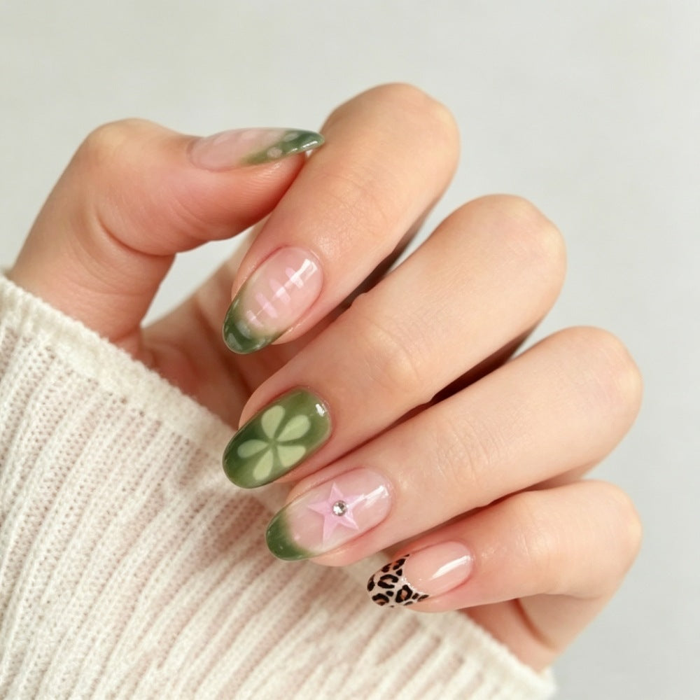 Künstlerisches mandelförmiges Press-On-Nageldesign Brehn