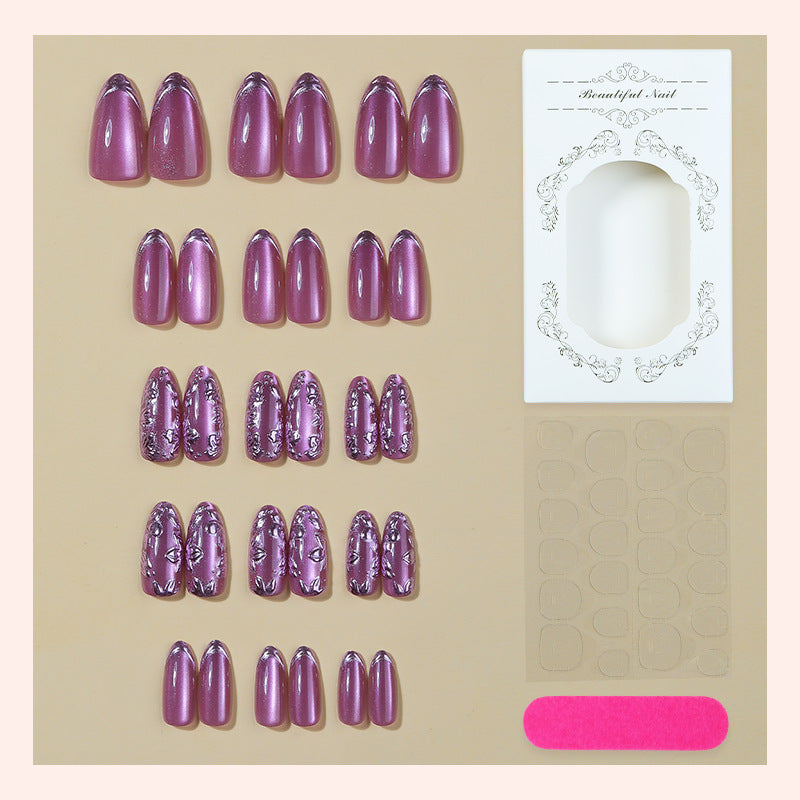 Dekoratives Press-On-Nagelset mit eleganten Folienakzenten Brehn