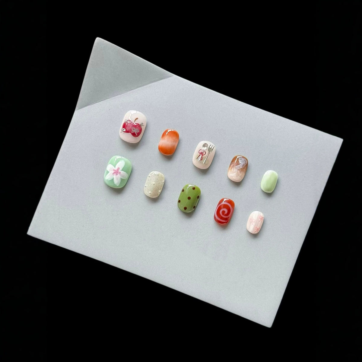 Künstlerisches Press-On-Nagelset mit einzigartigen Skizzen-Designs