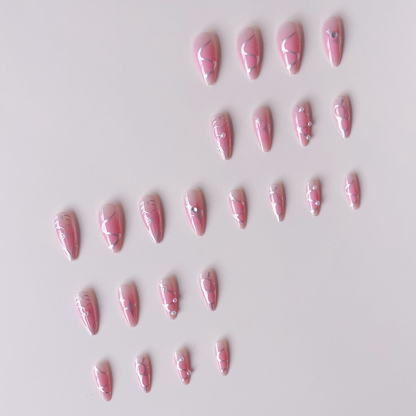 Kunstnagelset mit elegantem 3D-Design und glamourösen Akzenten Brehn