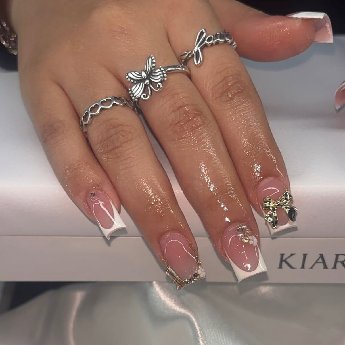 Kunstvolle Nagelkunst mit Blumen-Design und Blauem French Tip Brehn