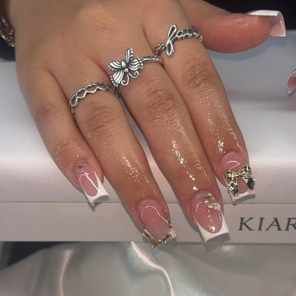 Kunstvolle Nagelkunst mit Blumen-Design und Blauem French Tip Brehn