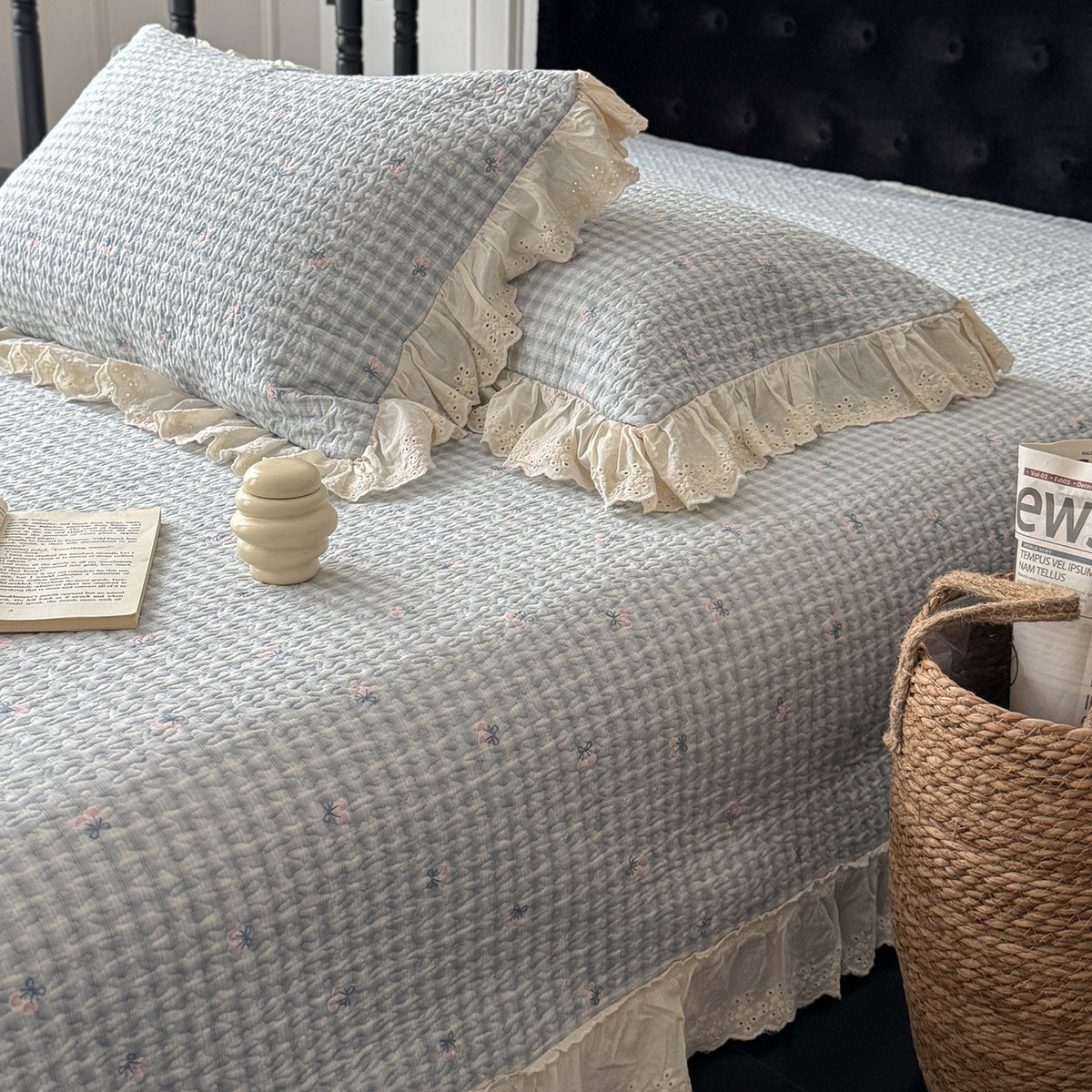 Gesteppte leichte Blumencotton-Bettdecke mit Rüschensaum und wendbarem Design