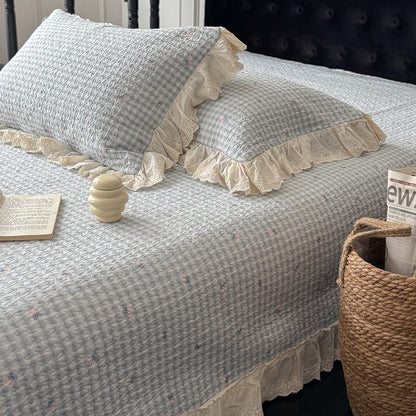 Gesteppte leichte Blumencotton-Bettdecke mit Rüschensaum und wendbarem Design