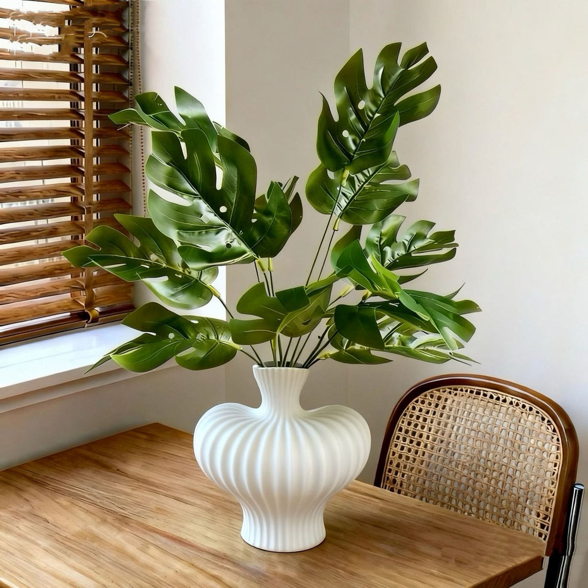 Modern dekorative Monstera-Blatt-Anordnung