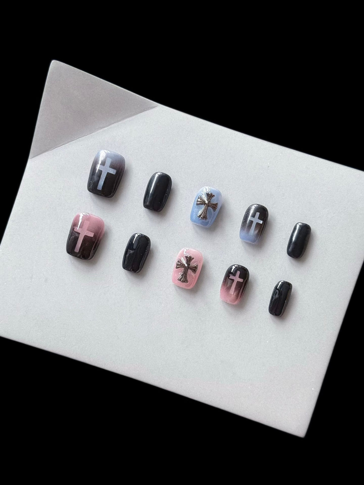 Künstlerisches Press-On-Nagelset mit Kreuz- und Ombre-Design