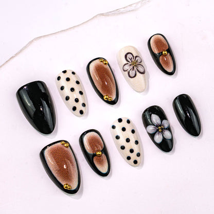 Künstlerisches Press-On Nagelkunstset mit floralen und Pünktchen-Designs Brehn