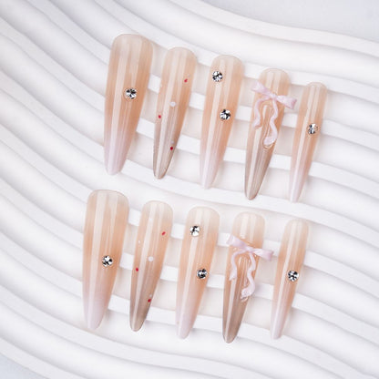 Künstlerisches Stiletto Press-On Nail Set mit dekorativen Akzenten Brehn