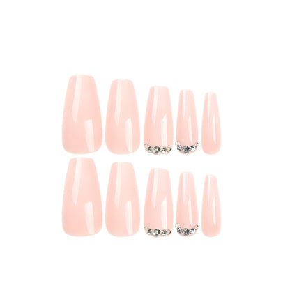 Kunstvolle Nagelverlängerungen mit elegantem Ombre-Design und Strass-Akzenten Brehn