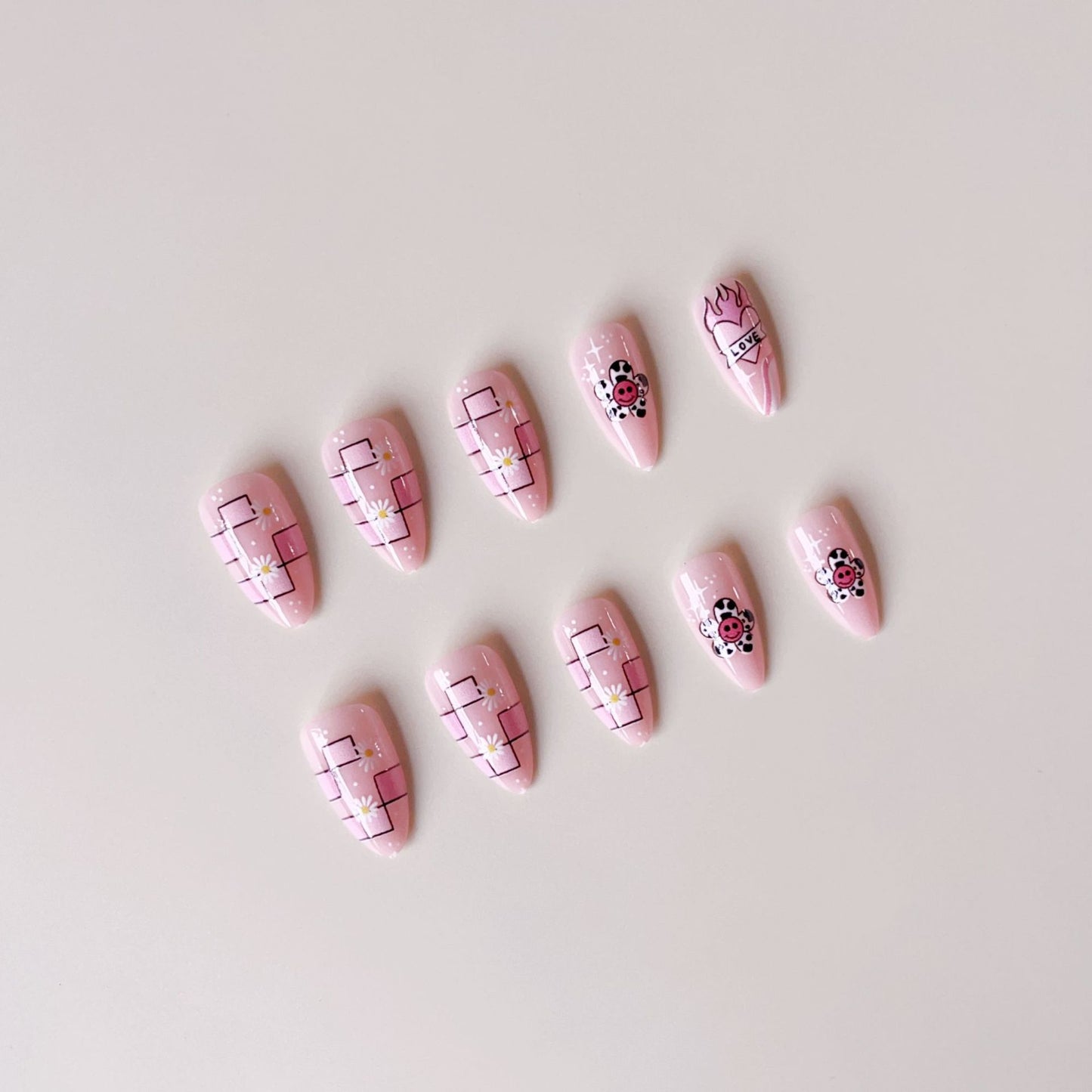 Kreatives Kunstnagelset mit verspieltem Design und bunten Akzenten Brehn