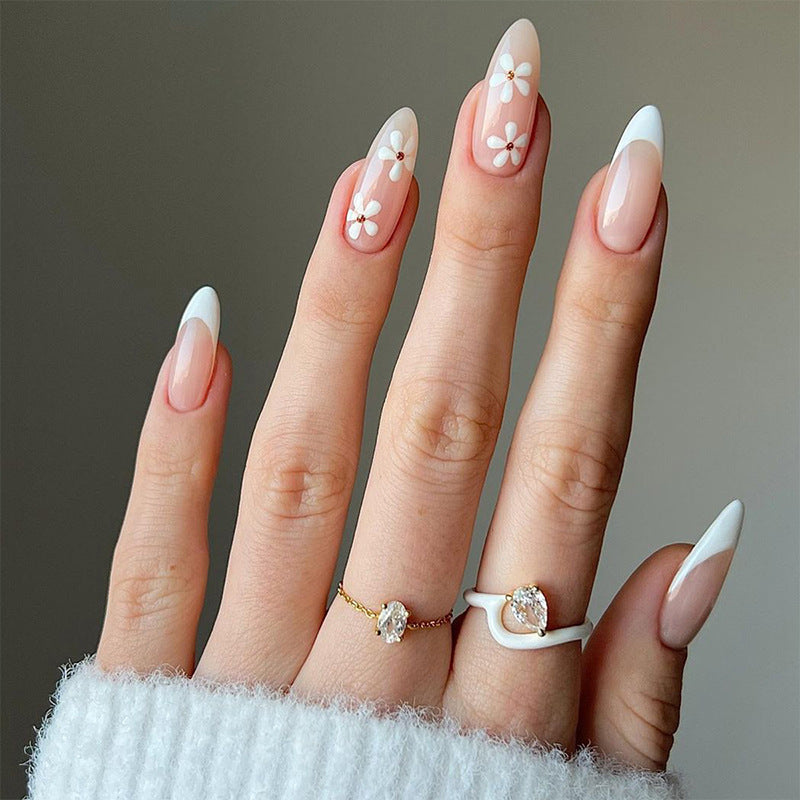 Kunstvolle Stiletto-Nägel mit floralen Akzenten Brehn