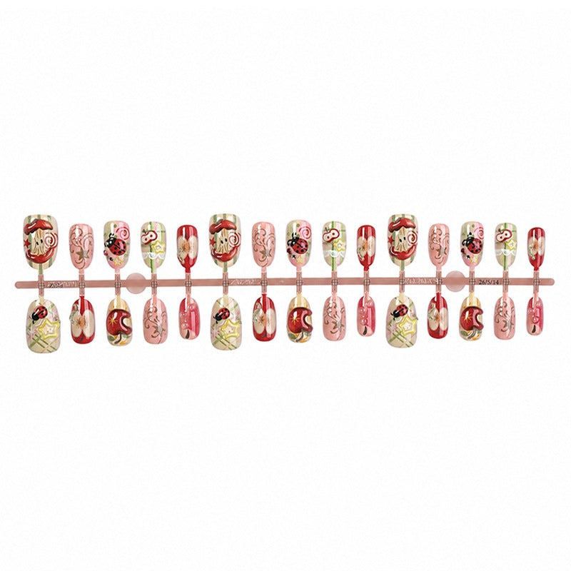 Kreatives Kunstnagelset mit verspielten Motiven und Glitzerakzenten Brehn