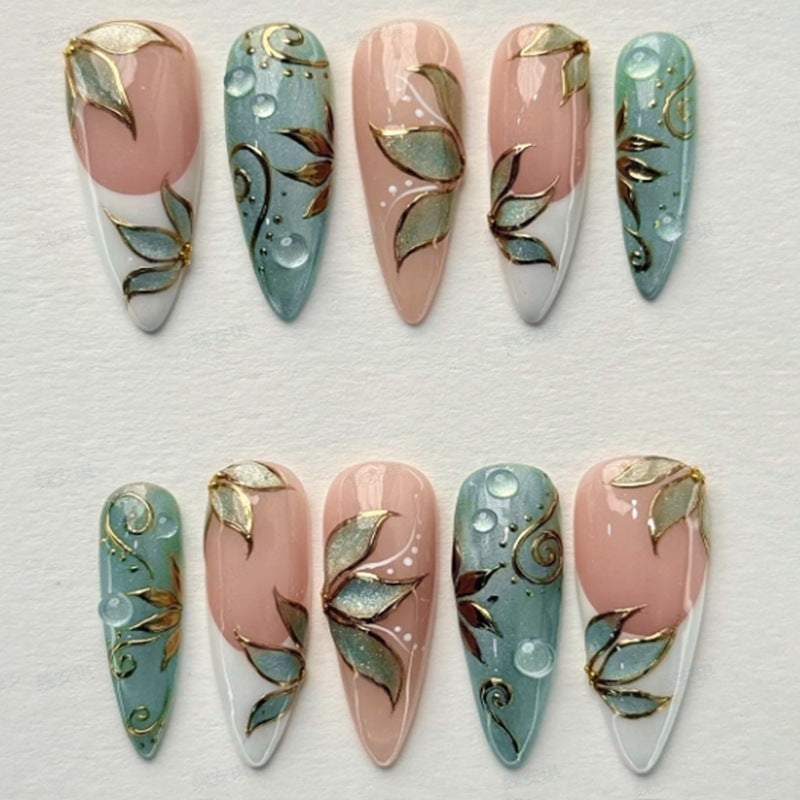 Kunstnagel Set mit floralen Designs und 3D-Akzenten Brehn