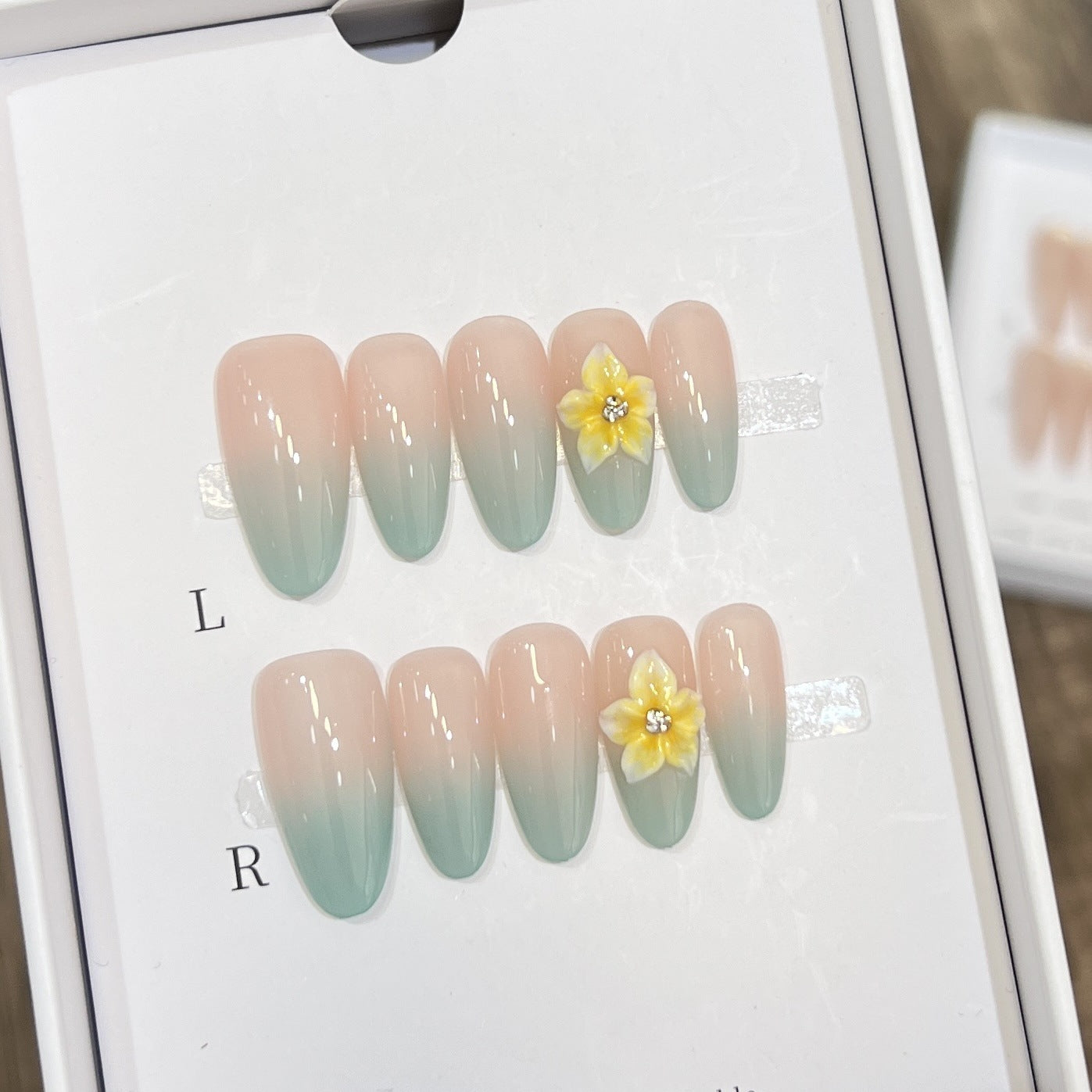 Elegante Ombre Press-On Nagelset mit floralen Akzenten Brehn
