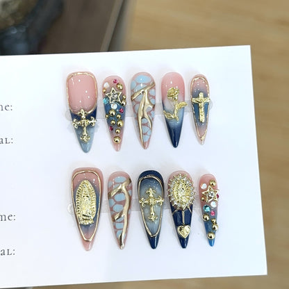 Künstlerisches dekoratives Press-On-Nagelset mit Edelsteinakzenten