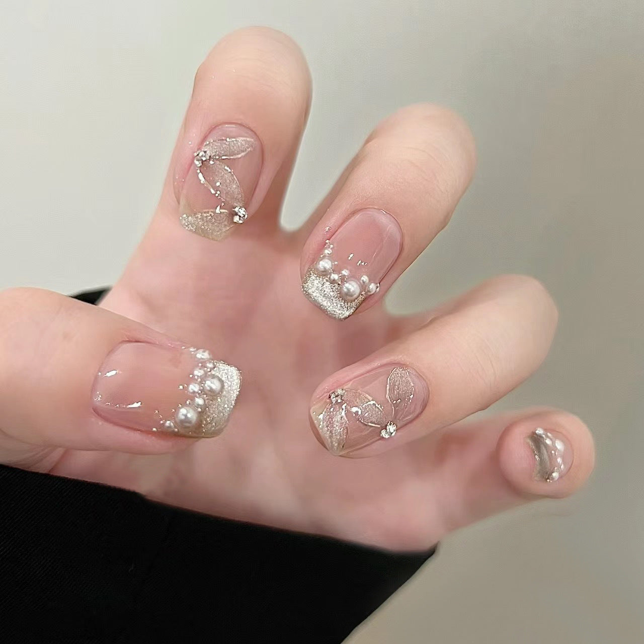 Elegante Kunstnägel mit Perlenschmuck und Glitzereffekten Brehn