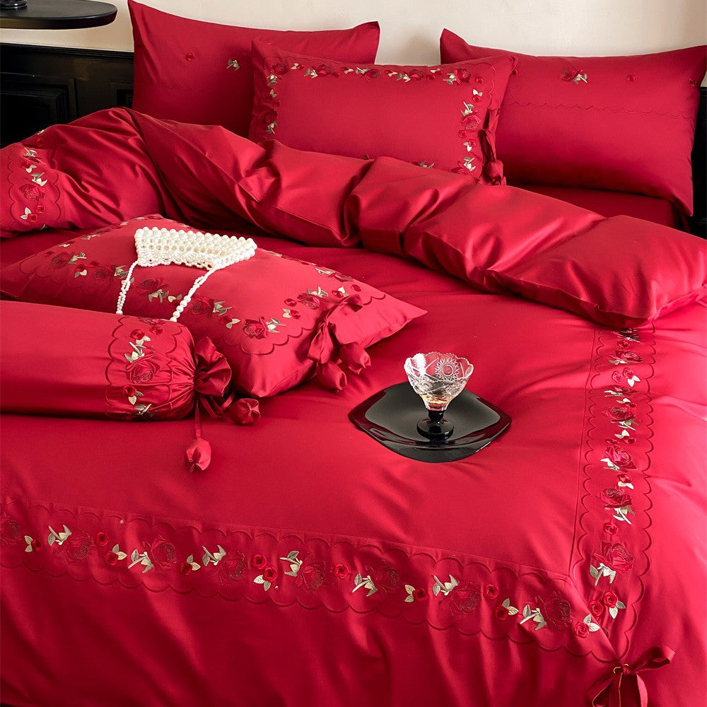 Opulente Satin‑Bettwäschegarnitur mit Blumenstickerei, Zierrollen und Rüschensaum