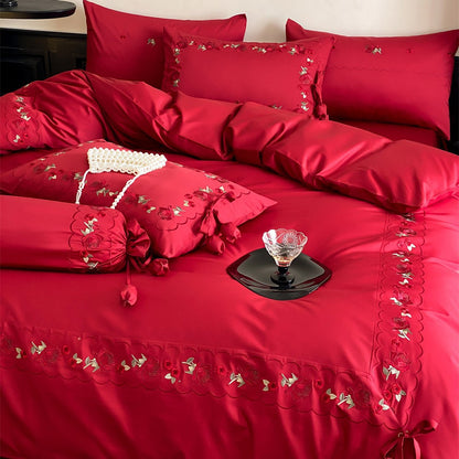 Opulente Satin‑Bettwäschegarnitur mit Blumenstickerei, Zierrollen und Rüschensaum