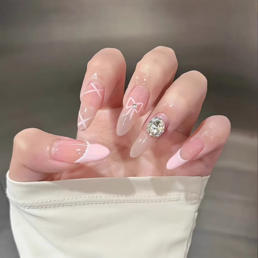 Künstlerisches Press-On-Nagel-Set mit floralen und Edelsteinakzenten Brehn