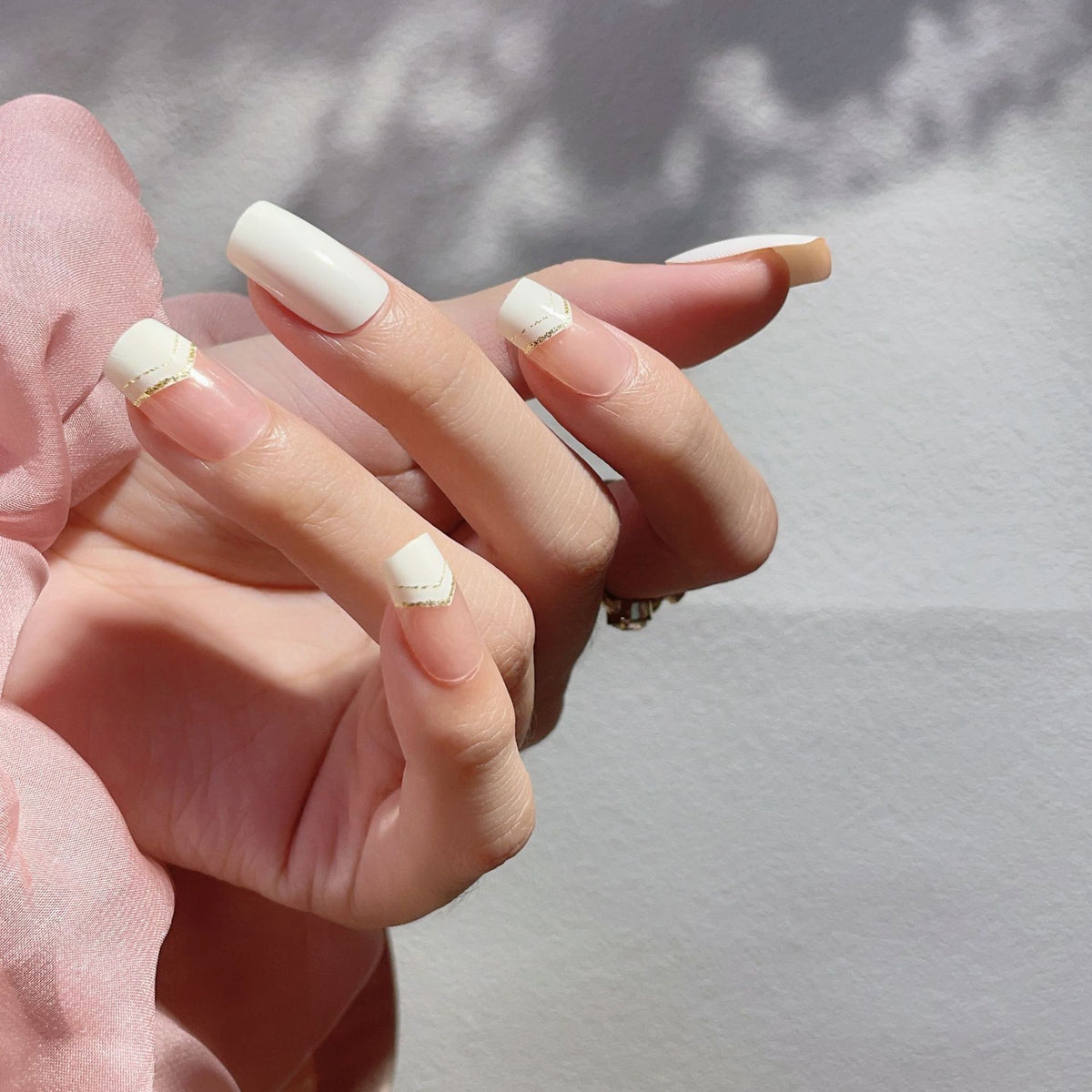Elegantes Press-On-Nagelspitzen-Set mit geometrischen Akzenten