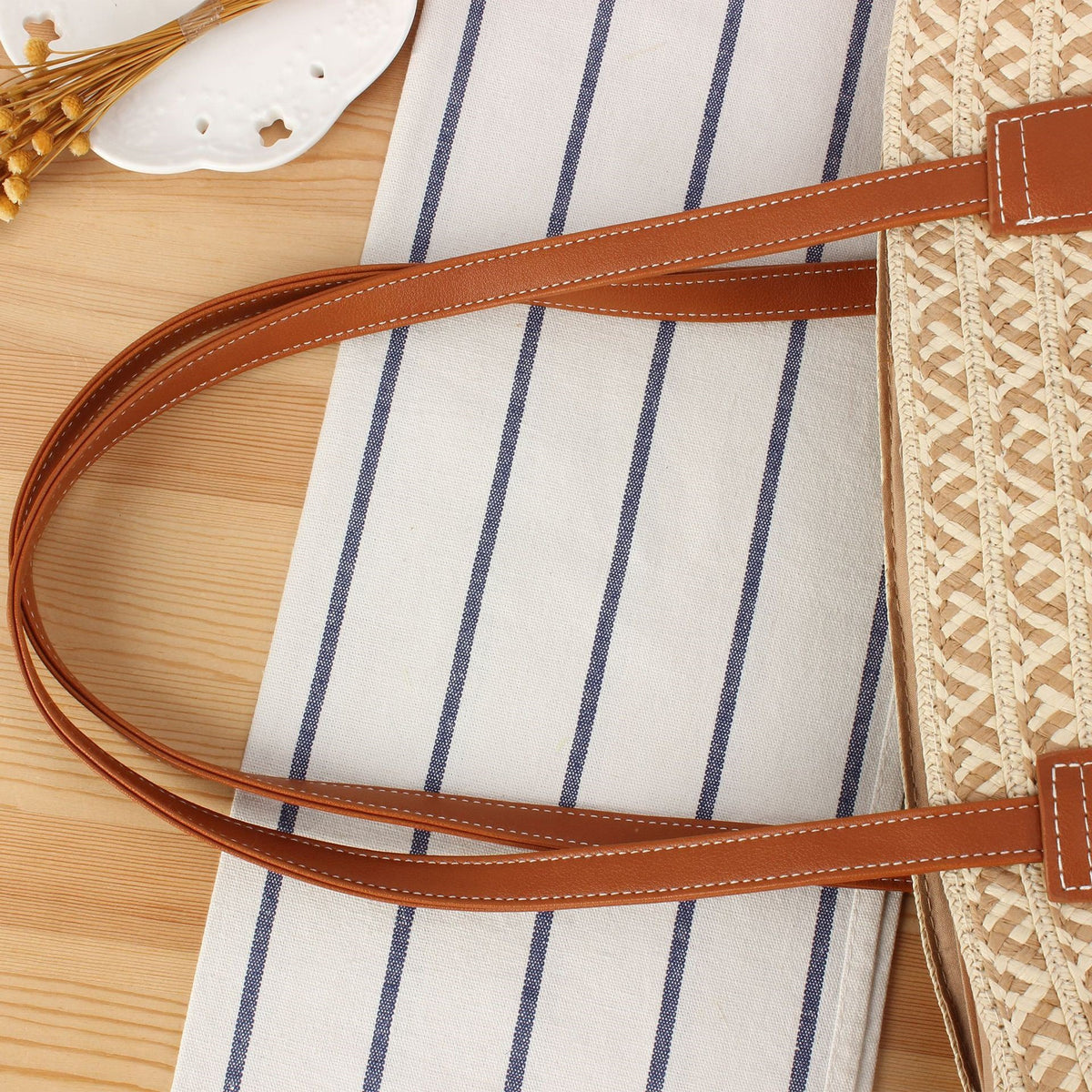 Designer-Strohtasche mit Kontrastierendem Muster und Eleganten Ledergriffen Brehn