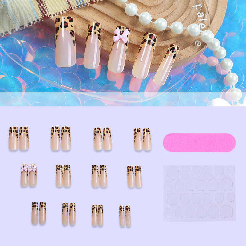 Dekorative Stiletto Press-On Nagelkunst mit Tiermotiv und Schleifenakzenten Brehn