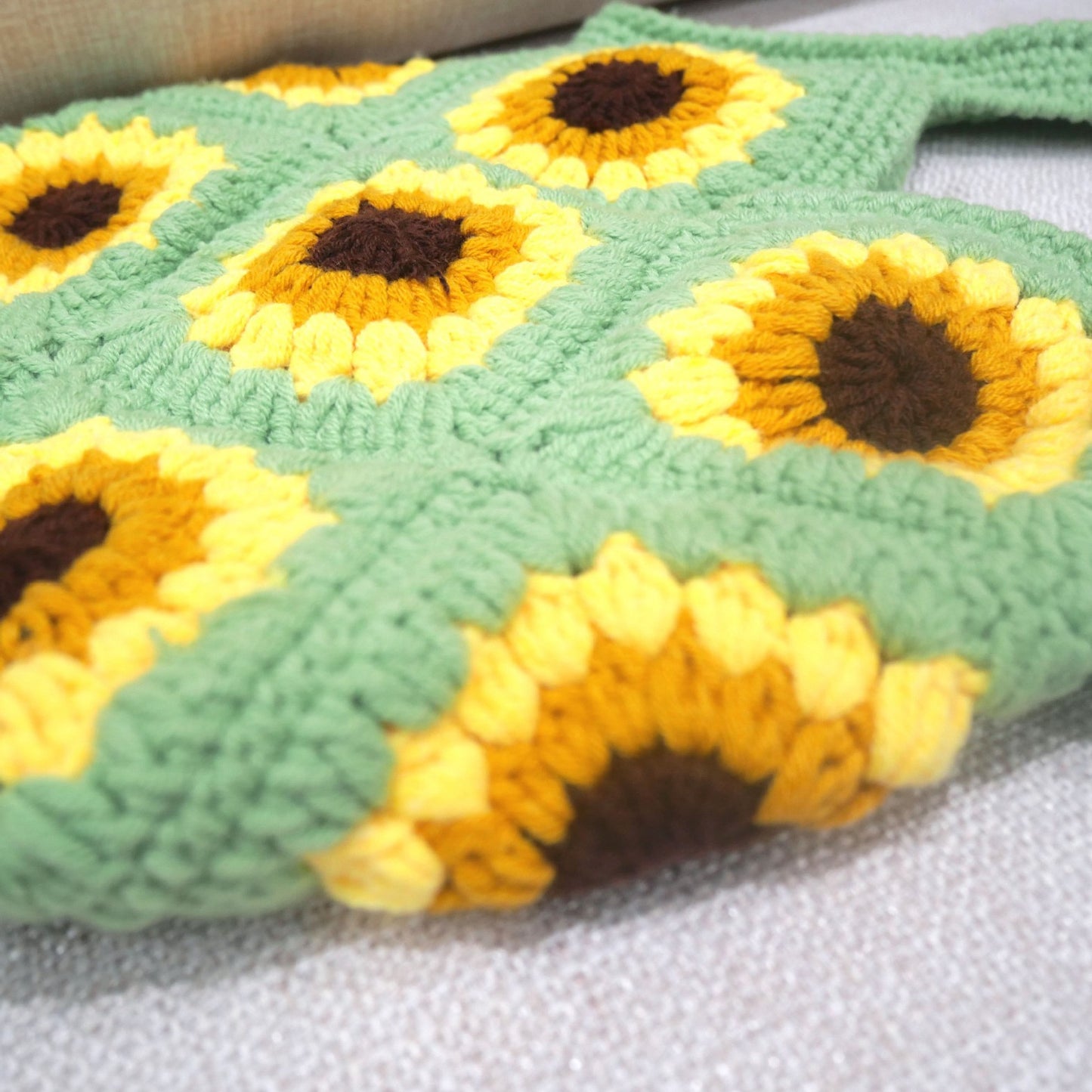 Handgefertigte Makramee Umhängetasche mit Blumenmuster Brehn