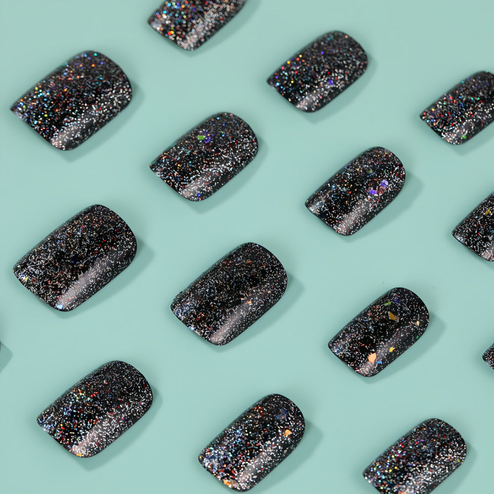 Glänzende Kunstnägel mit funkelndem Glitter Brehn