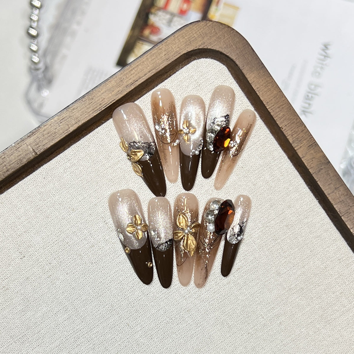 Elegantes Stiletto Press-On Nagelset mit glamourösen Verzierungen Brehn